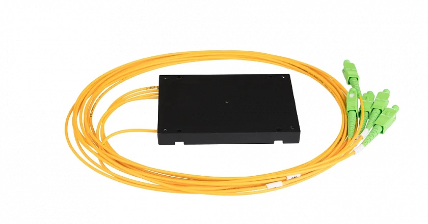 NMF-SPP1X4A1-SCA-B Сплиттер планарный 1x4, 9/125мкм, SC/APC, 2 мм - YUM