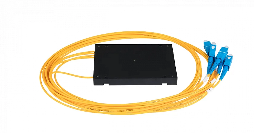 NMF-SPP1X4A1-SCU-B Сплиттер планарный 1x4, 9/125мкм, SC/UPC, 2 мм - YUM
